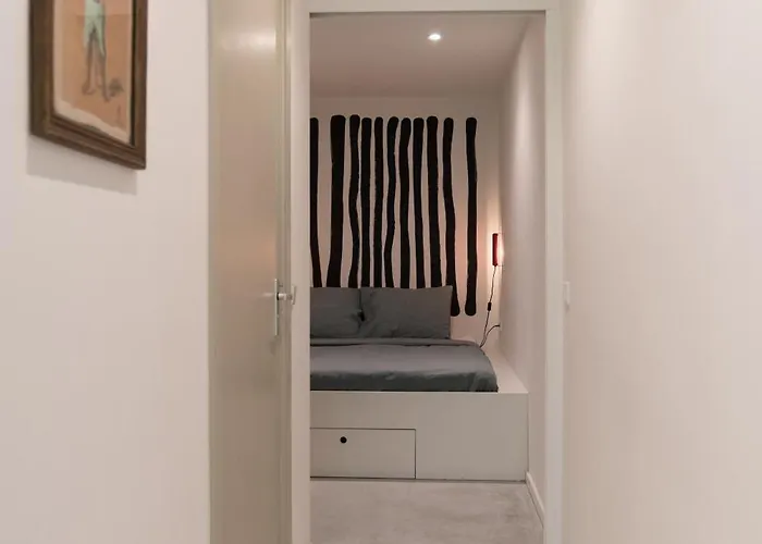 In Creative District, Free Parking בית הארחה